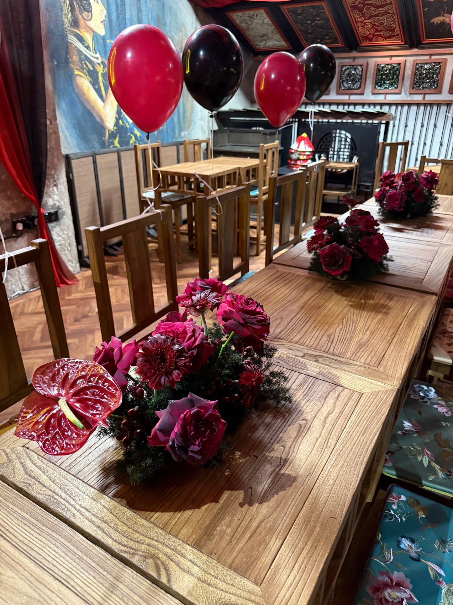 Midnight Rouge Tablescape Styling · 暗红微醺餐桌布置