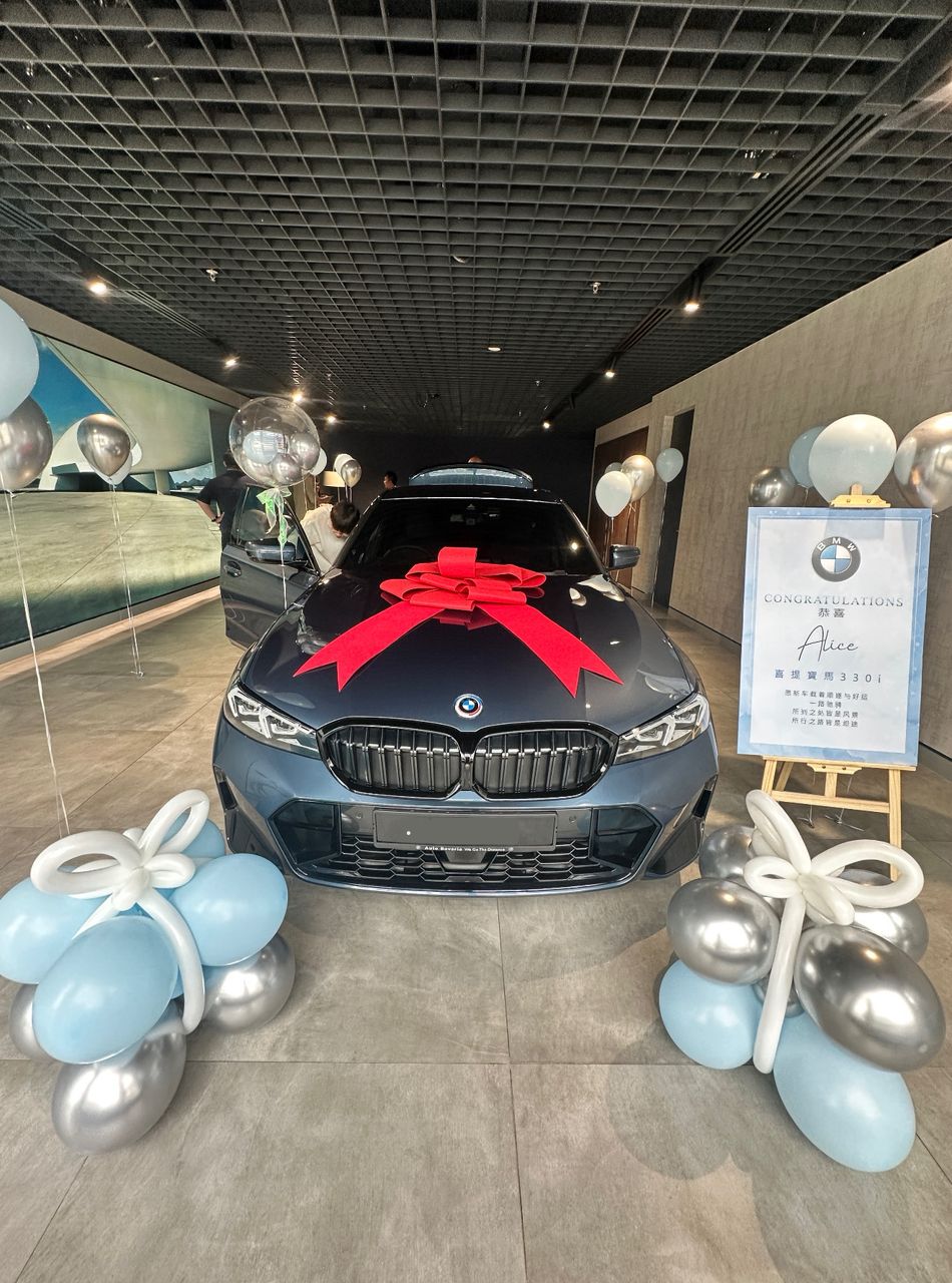 Luxury Car Delivery Setup · 新车交付布置