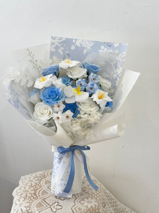 Blue Serenity Bloom · 静谧蓝白香皂花