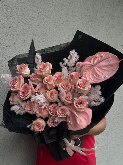 Blush Noir Elegance · 黑调粉玫瑰高级花束