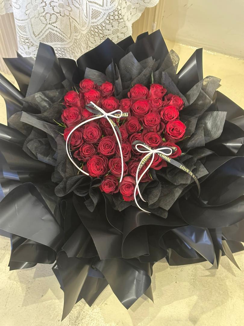 永恒炽爱 · Eternal Crimson Rose Bouquet