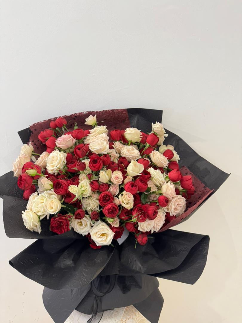 绯红誓言 · Crimson Vow Bouquet