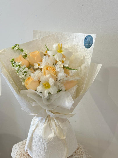 Apricot Ivory Bloom · 杏色温语花束