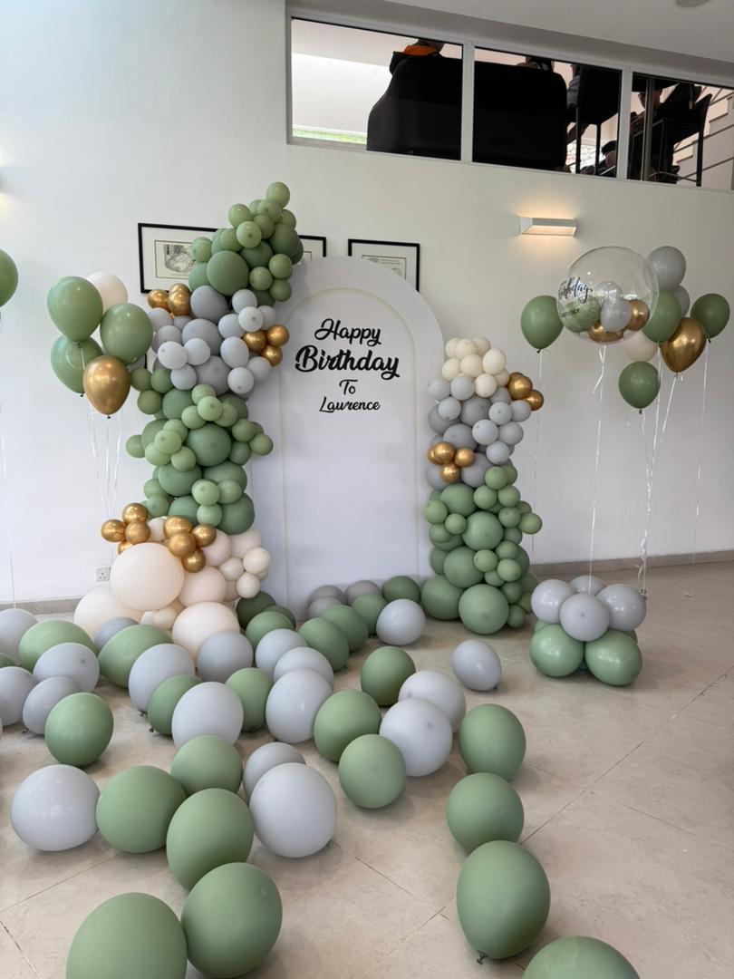 Sage Luxe Birthday Setup · 高级鼠尾草绿生日布置