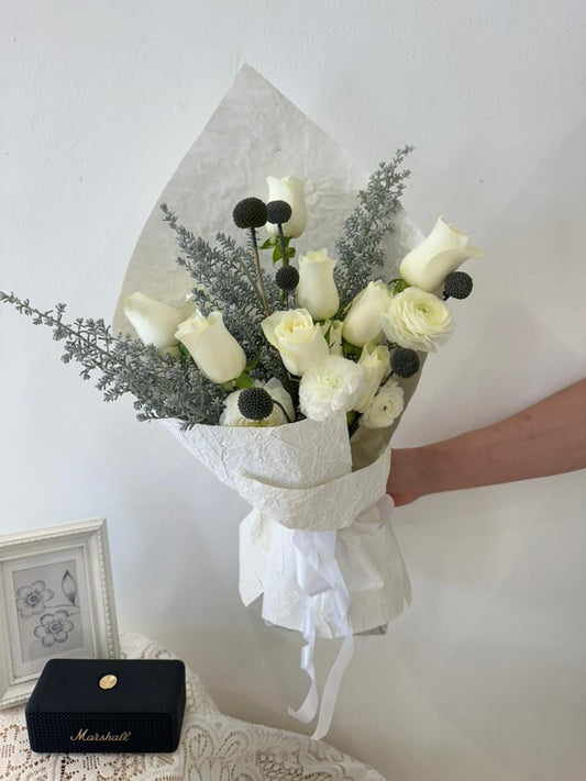 Ivory Silence Bouquet · 极简白语花束