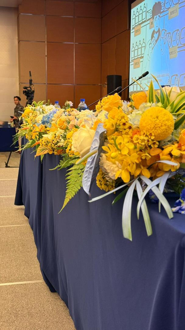 Elegant Table Styling · 高级会议桌花设计