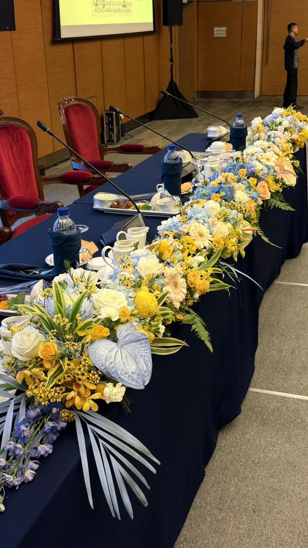 Elegant Table Styling · 高级会议桌花设计