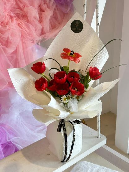 Scarlet Whisper Tulips · 绯红郁语花束