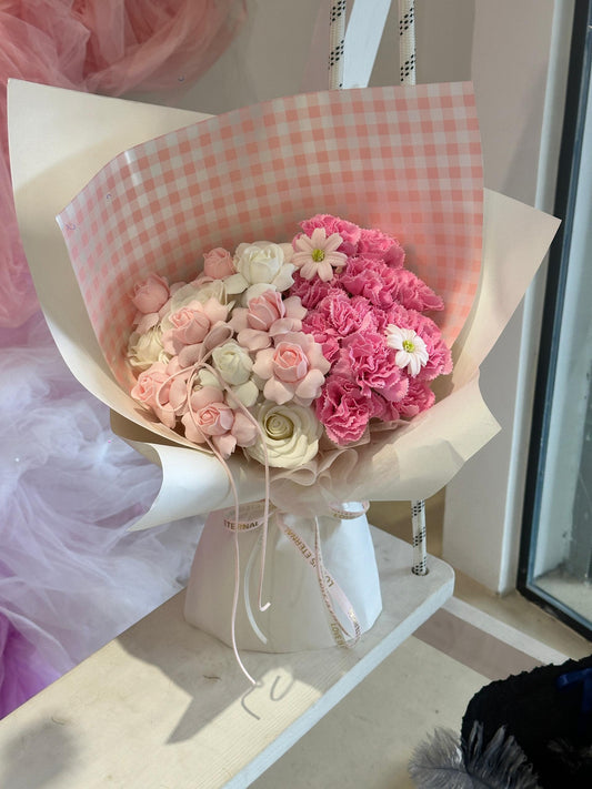 Pink Soufflé Bloom · 粉莓慕斯花束