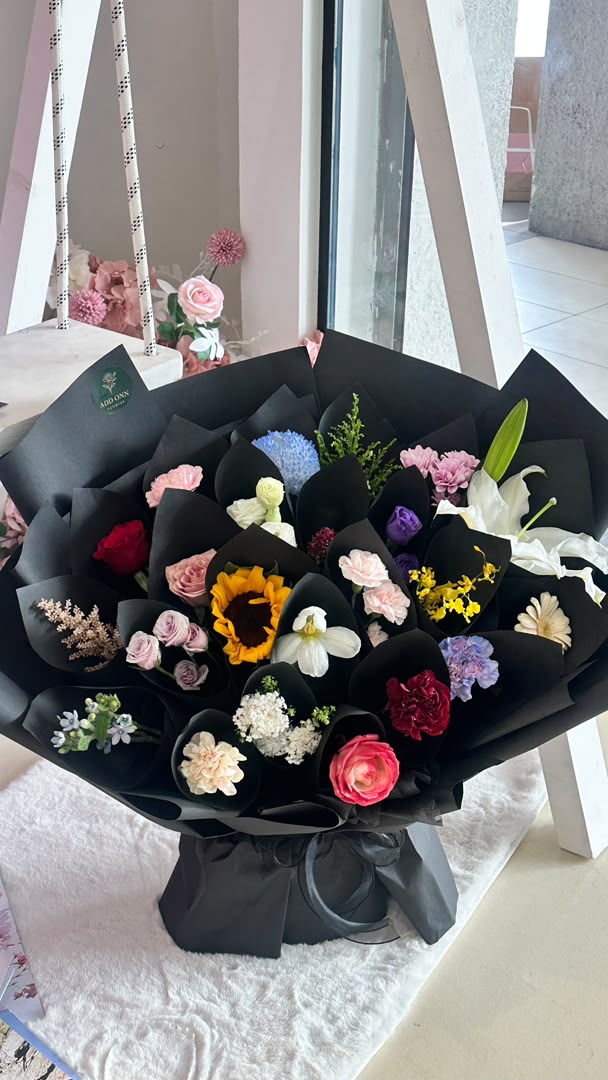 24 Unique Fresh Blooms · 缤纷花语鲜花花束
