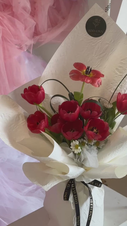 Scarlet Whisper Tulips · 绯红郁语花束