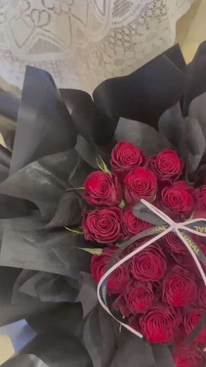 永恒炽爱 · Eternal Crimson Rose Bouquet