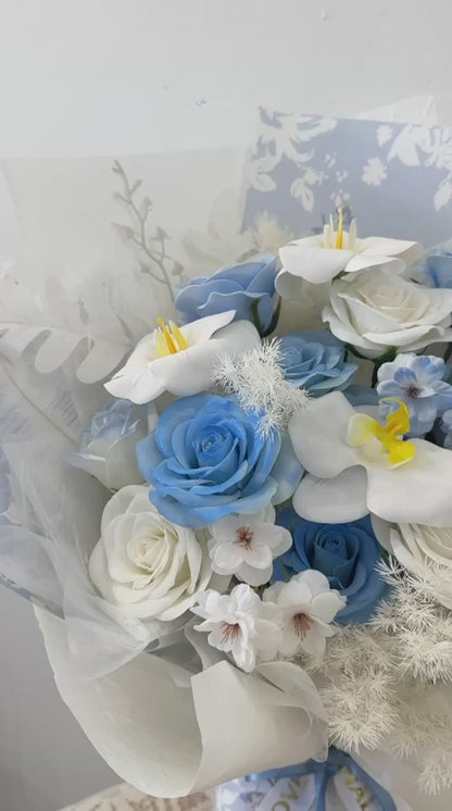 Blue Serenity Bloom · 静谧蓝白香皂花