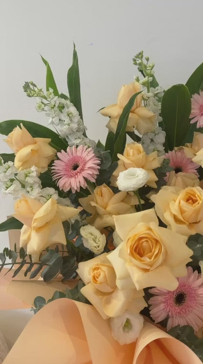 Apricot Serenity · 杏香花语花束