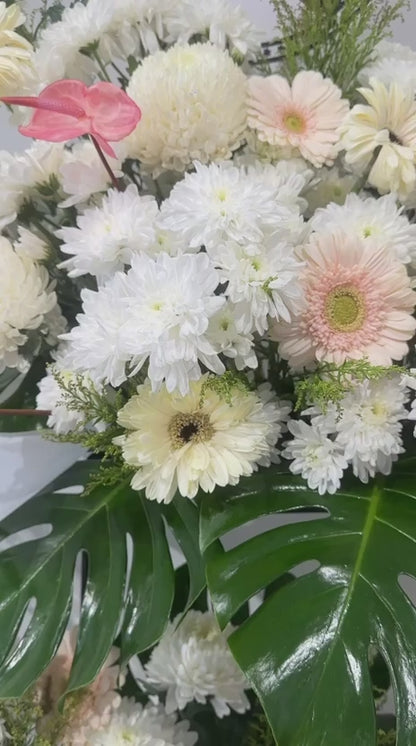 Celestial Bloom Tribute · 天恩花语追思架