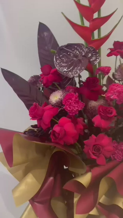 御红金韵 · Imperial Crimson Bloom