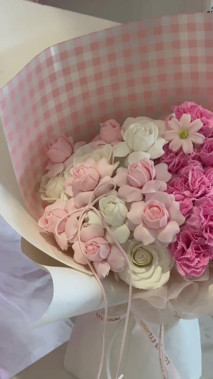 Pink Soufflé Bloom · 粉莓慕斯花束